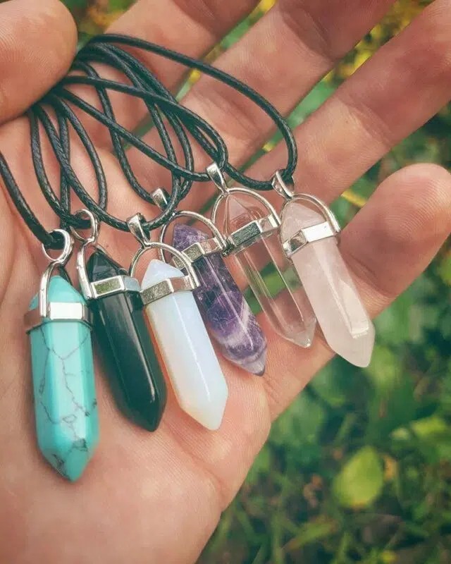 Колието с кристал – символ и израз