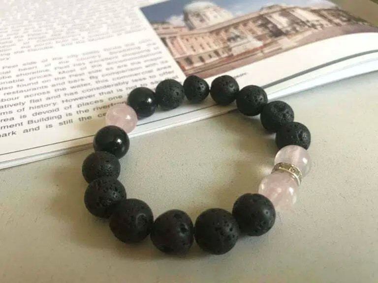 Кристали, енергия и стил: как бижутата от естествени камъни се превърнаха в личен амулет